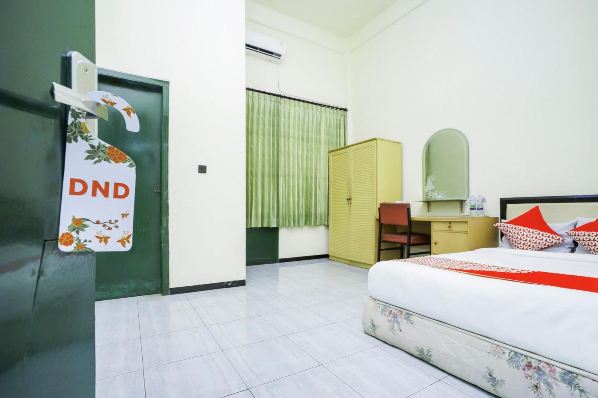 Oyo 2004 Penginapan Bidara Syariah Probolinggo Buitenkant foto
